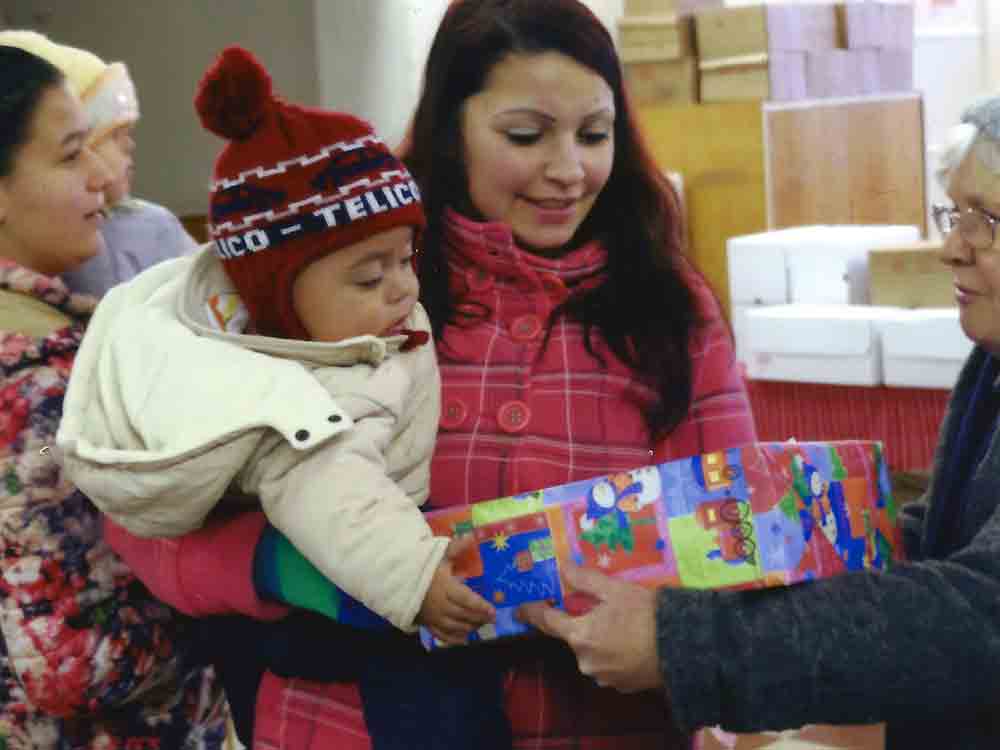 Gütersloh, Weihnachtspäckchenaktion 2022 der Aktion Kinder in Not, 1.850 kleine Weihnachtsfreuden für bedürftige Kinder