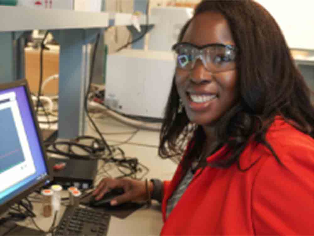 Forscher machen aus Plastikmüll »Holzkohle«, Chemiker der University of California stellen aus Kunststoffabfällen Bodenverbesserer her Forscher machen aus Plastikmüll »Holzkohle«, Chemiker der University of California stellen aus Kunststoffabfällen Bodenverbesserer her
