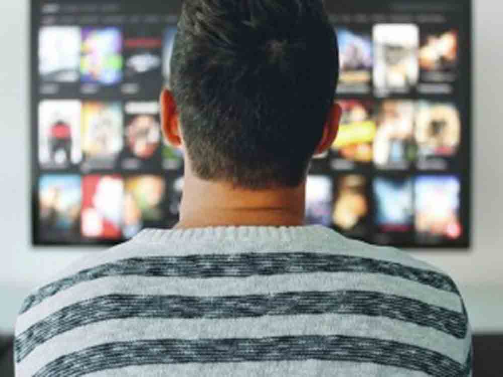 Fernsehen kann Fremdenhass reduzieren, Wissenschaftler aus Trier und Bremen haben Konsum von West TV in der DDR untersucht