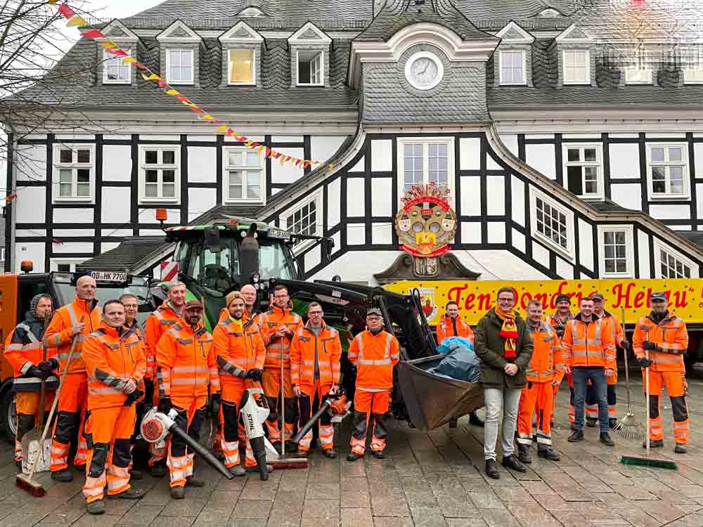 Rietberg, Stadt wird wieder schnell blitzeblank. Mitarbeiter des Baubetriebshofes beseitigen Reste des Karnevals 2023