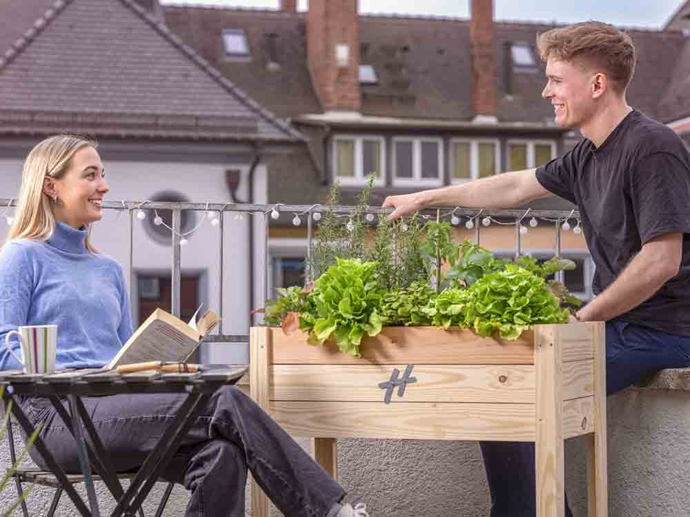 Urban Gardening: Vertrocknete Kräuter adé – junges Freiburger Gründerduo löst mit dem Urban Hochbeet alle Pflanzenprobleme
