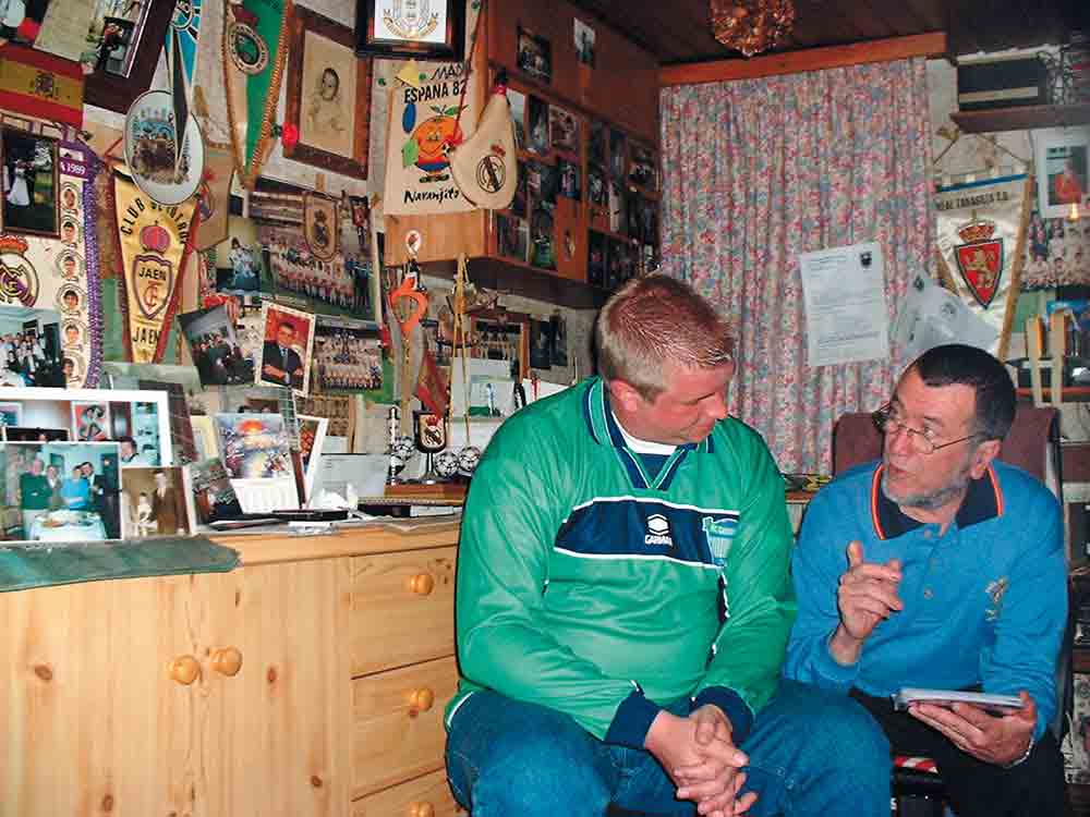 Größter Real Madrid Fan der Welt: Roman Doblado im Gespräch mit Maik Kahmen vom FCG 2000 Fanclub, Gütersloh Größter Real Madrid Fan der Welt: Roman Doblado im Gespräch mit Maik Kahmen vom FCG 2000 Fanclub, Gütersloh