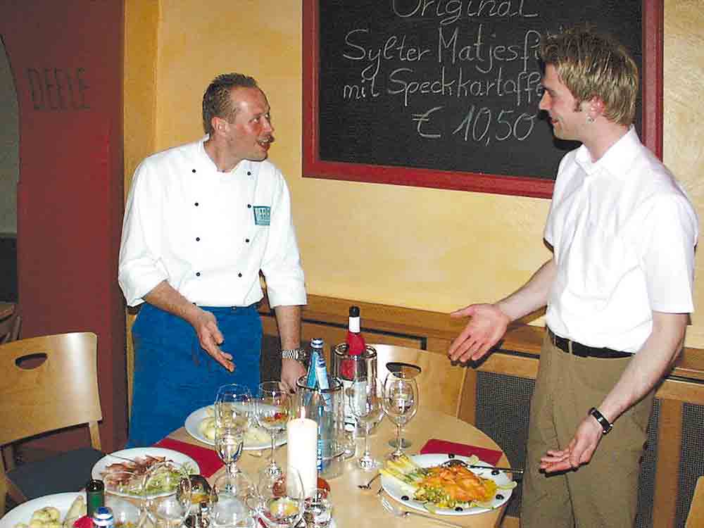 Anzeige: Gütsel Kochduell Mai 2002, Spargel: traditionell gut und trotzdem innovativ, Frank Pe­ter Grünheit und Patrick Seidel