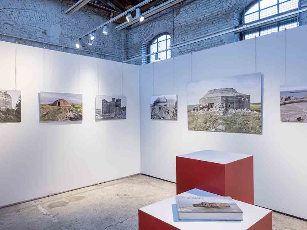 »The Wall« in der Henrichshütte, Fotografien von Annet van der Voort zeigen Reste des Atlantikwalls, 10. März bis 25. Juni 2023