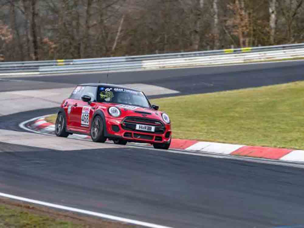 Premiere auf dem Nürburgring: das 1. Rennen für den neuen Mini John Cooper Works von Bulldog Racing