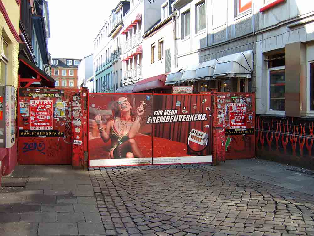 Rotlichtkietz Sankt Dreiecksplatz, Hertastraße als Pendant zur Herbertstraße, Langenachtderkunst 2023 in Gütersloh Rotlichtkietz Sankt Dreiecksplatz, Hertastraße als Pendant zur Herbertstraße, Langenachtderkunst 2023 in Gütersloh