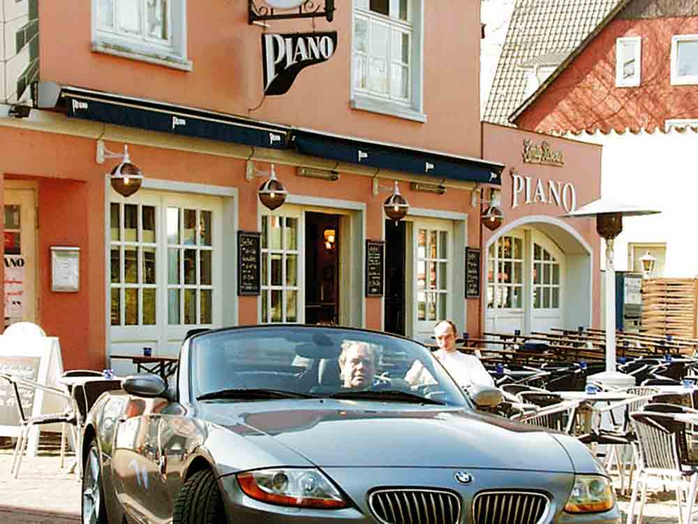 Anzeige: Gütersloh, BMW Z4 2003, ein bayerischer Roadster für Gütsel, Walter Schmäling vom Piano ist begeistert