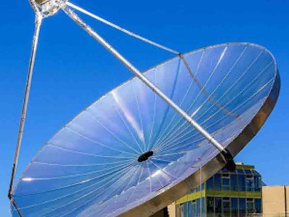 EPFL Solarreaktor für Wasserstoff und Wärme, Hochleistungs Fotovoltaikmodul installiert – kühles Nass senkt Temperatur und wird gespalten
