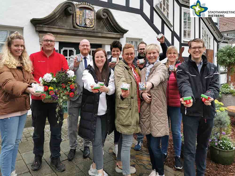 »Rietberger Blütenzauber«: Die Innenstadt blüht auf, Aktionszeitraum hat begonnen – kleine Geschenke für Kunden