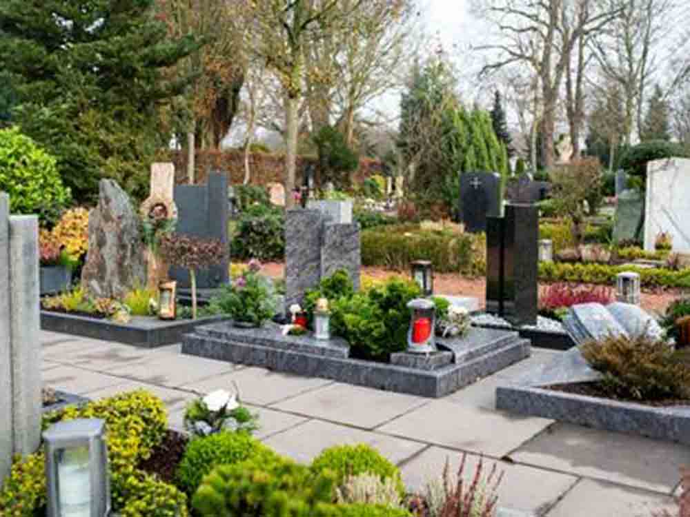 Jährliche Kontrolle des kommunalen Friedhofs Herzebrock, Standsicherheitsprüfung der Grabsteine
