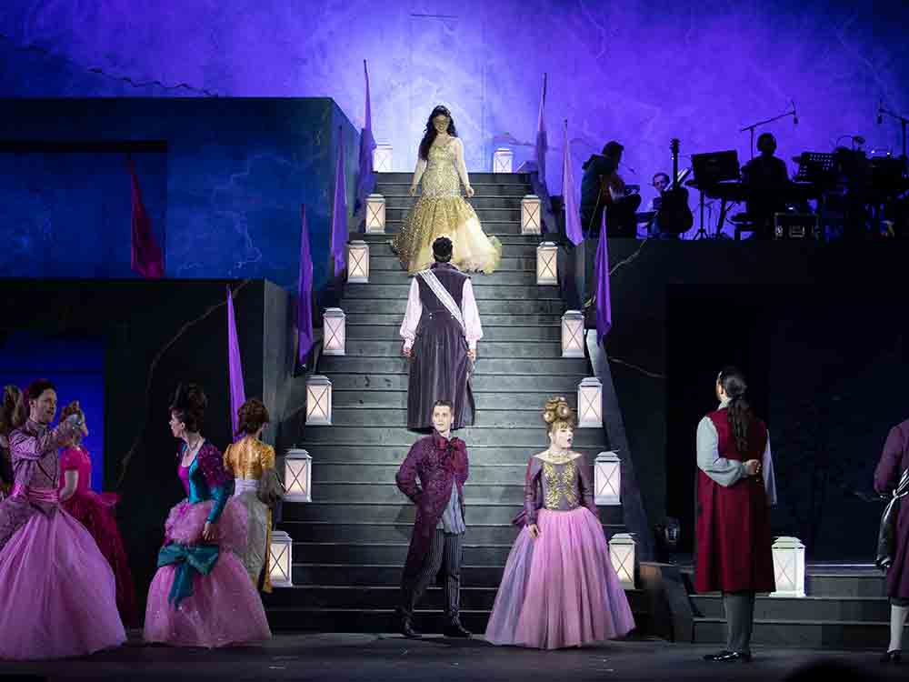 Goldener Schuh als Schlüssel zum Glück, Neuinszenierung des Musicals »Aschenputtel« startet Brüder Grimm Festspielsaison 2023 in Hanau Goldener Schuh als Schlüssel zum Glück, Neuinszenierung des Musicals »Aschenputtel« startet Brüder Grimm Festspielsaison 2023 in Hanau
