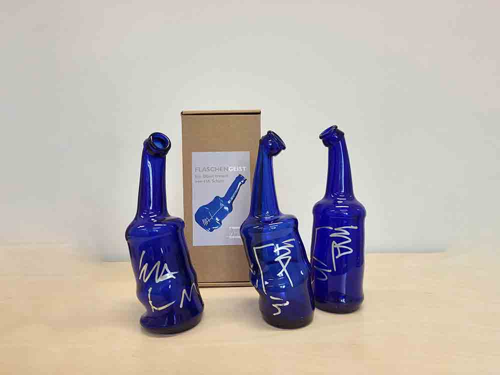Kulturfonds Bad Lippspringe, Blaue Flaschen ab sofort auch in der Tourist Info