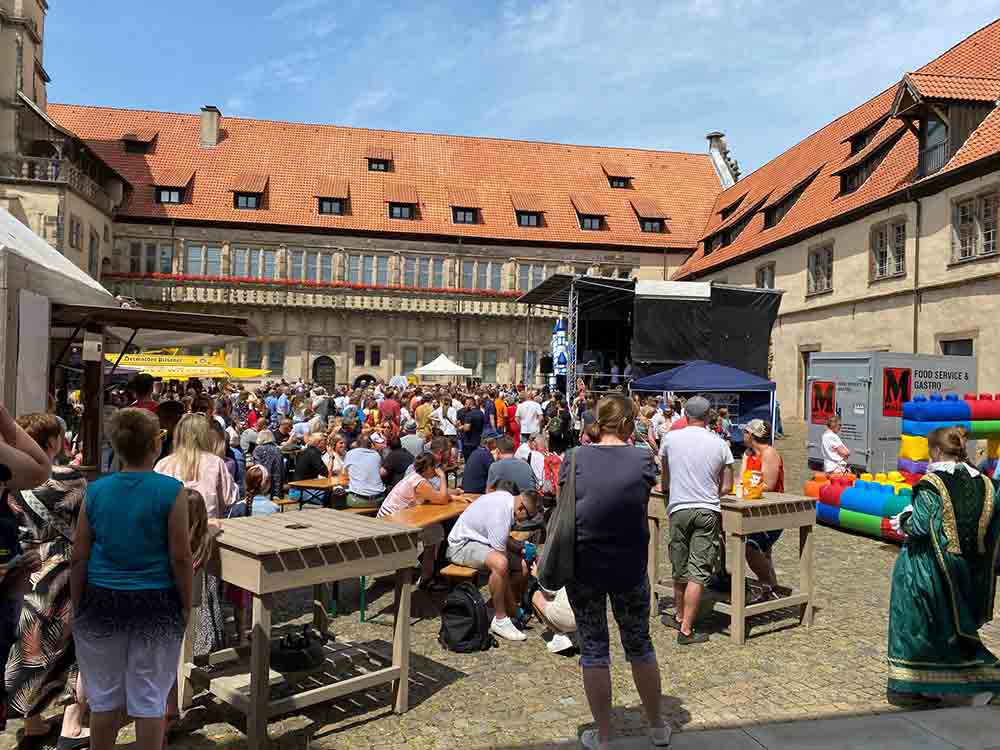 Dromedar Rodeo, Kanufahren und mehr am Tag der Weserrenaissance rund ums Schloss Brake in Lemgo, 18. Juni 2023 Dromedar Rodeo, Kanufahren und mehr am Tag der Weserrenaissance rund ums Schloss Brake in Lemgo, 18. Juni 2023