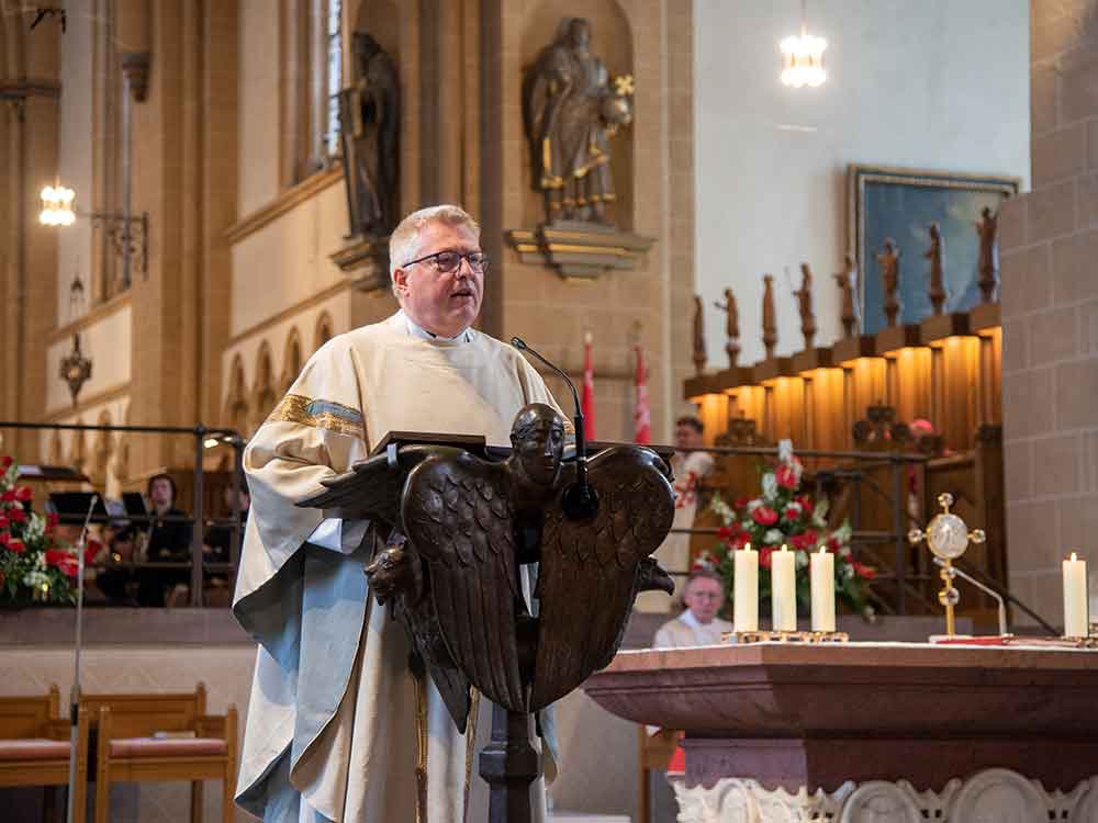 Fronleichnam, »Lebensweg freudig und gelassen gehen«, Gläubige feiern das Hochfest des Leibes und Blutes Christi mit Gottesdienst und Prozession Fronleichnam, »Lebensweg freudig und gelassen gehen«, Gläubige feiern das Hochfest des Leibes und Blutes Christi mit Gottesdienst und Prozession
