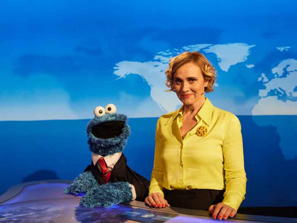 Goldener Spatz für »Tagesthemen Special: 50 Jahre Sesamstraße« mit Krümelmonster und Caren Miosga
