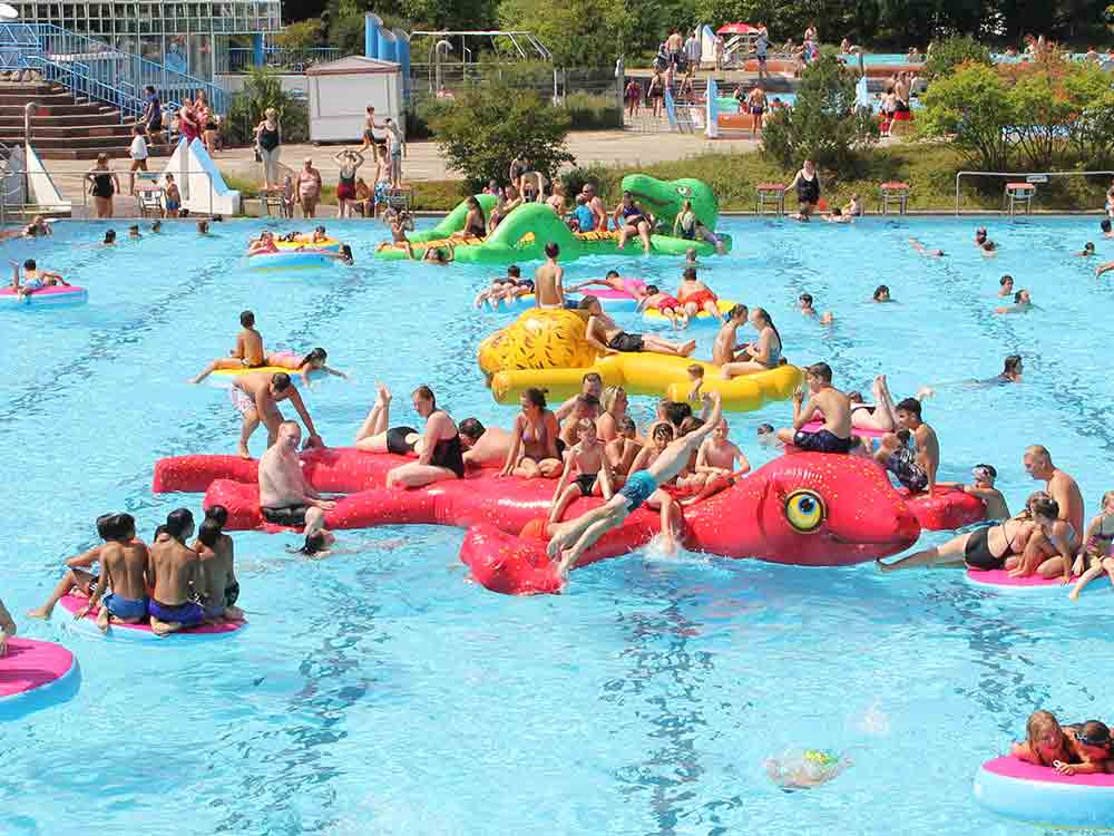 Copa Ca Backum, Partystimmung im Freibad, Wasser und Spielespaß bei der Sommer Poolparty am 25. Juni 2023