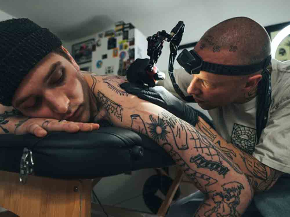 Geschichten auf der Haut: Doku Reihe »Flaesh – Tattookultur in Deutschland« ab 22. Juni 2023 in der ARD Mediathek Geschichten auf der Haut: Doku Reihe »Flaesh – Tattookultur in Deutschland« ab 22. Juni 2023 in der ARD Mediathek