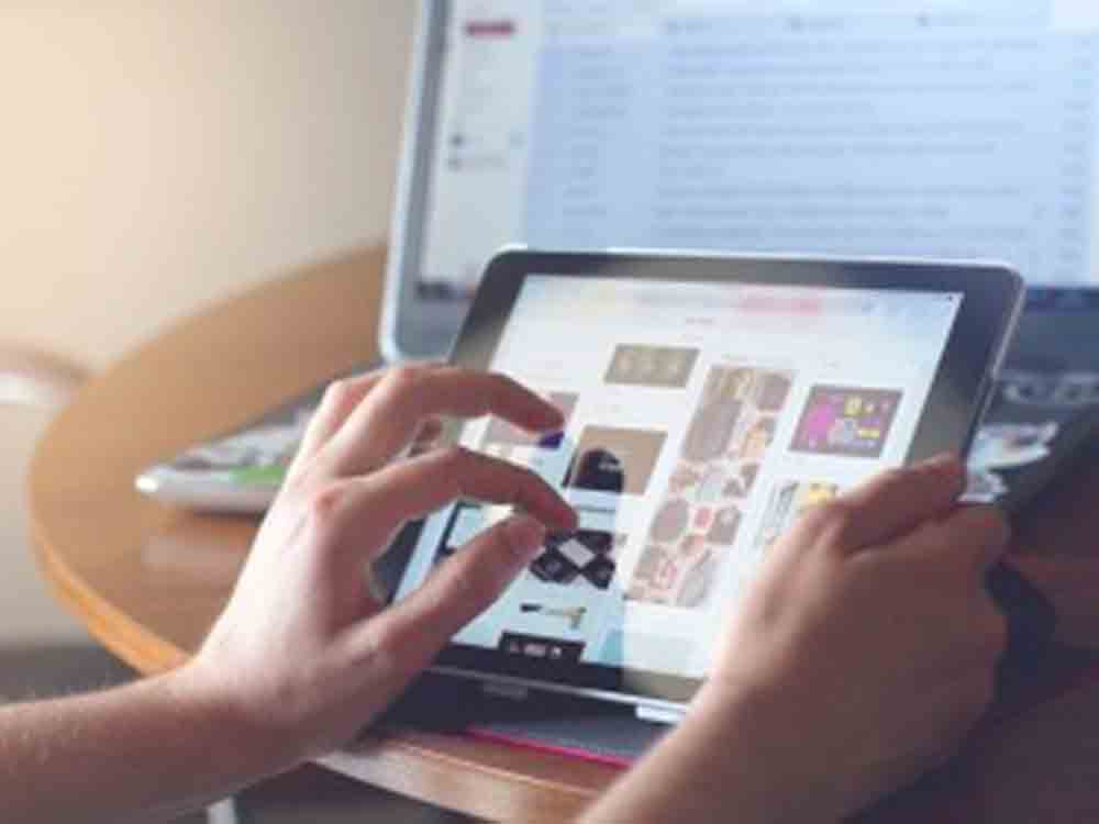 Frauen surfen mit Handy, Männer mit Laptop, auch Einkommen und Arbeitsort spielen beim Internetzugang laut Verivox Umfrage eine Rolle Frauen surfen mit Handy, Männer mit Laptop, auch Einkommen und Arbeitsort spielen beim Internetzugang laut Verivox Umfrage eine Rolle