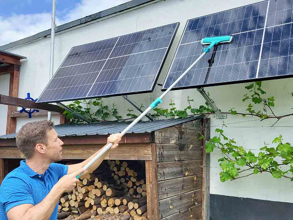 Effektive Reinigung von Solarmodulen mit dem Window and Frame Cleaner von Leifheit, mehr Energie durch Putzen