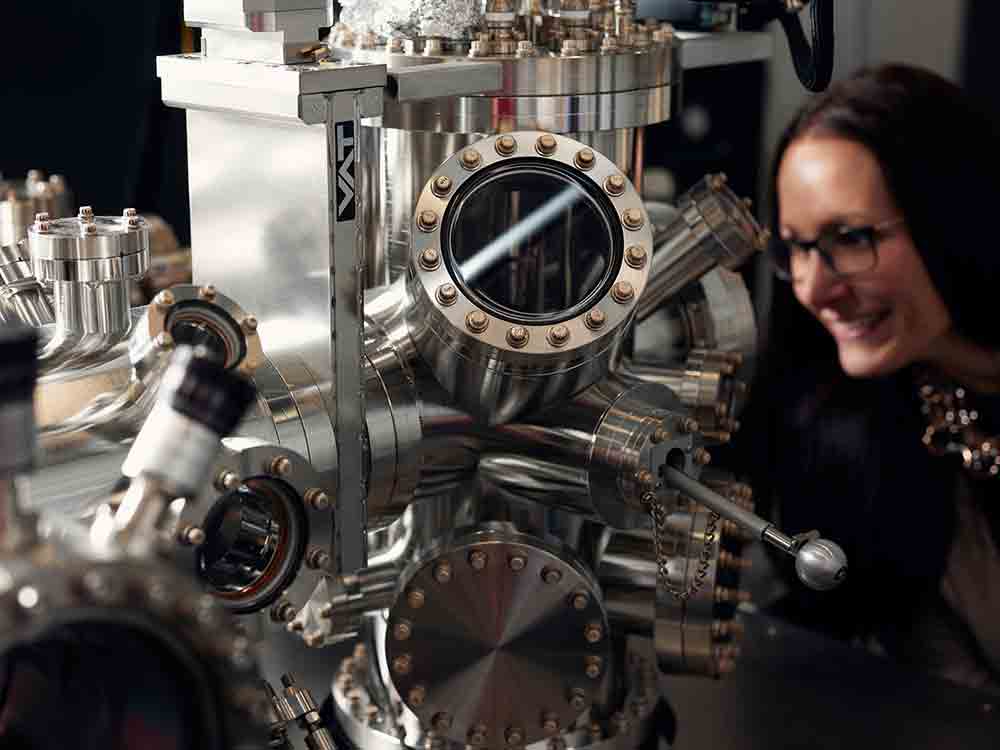 Im Labor trifft BWL auf Physik, Chemie und Soziologie – Universität und Hochschule Bielefeld arbeiten gemeinsam im Projekt InCamS@BI