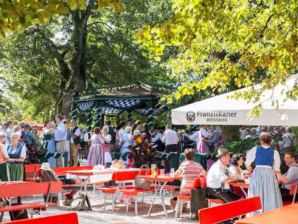 Ein Prosit auf den Biergenuss: Falstaff präsentiert die beliebtesten Biergärten Deutschlands 2023