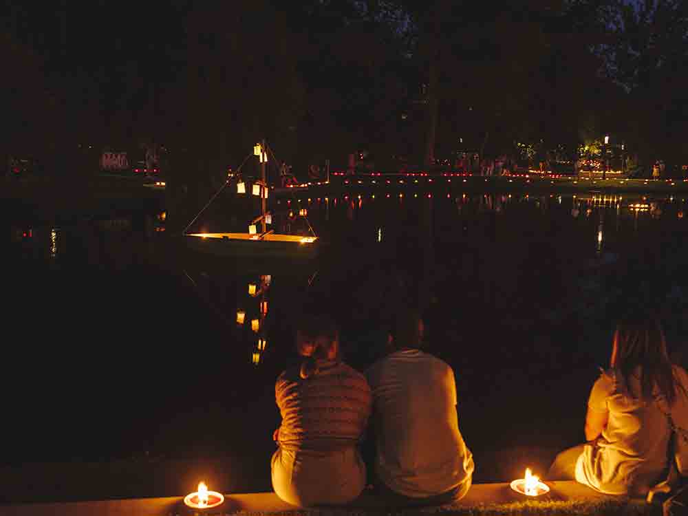 Kurpark Bad Salzuflen erstrahlt im Lichtermeer, stimmungsvoller Abend voller Licht und Musik, »Nacht der 10.000 Kerzen«, 25. August 2023