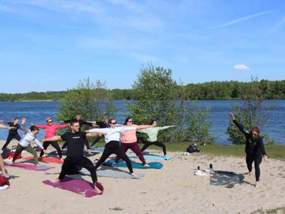 Beach Yoga Picknick von Strong Partners – Heimaturlaub am See