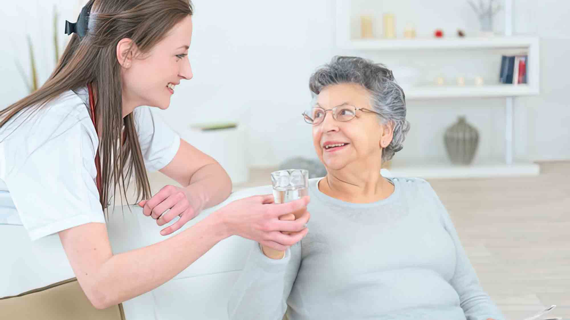 Verbraucherzentrale NRW, genug trinken im Alter: Darum ist es so wichtig