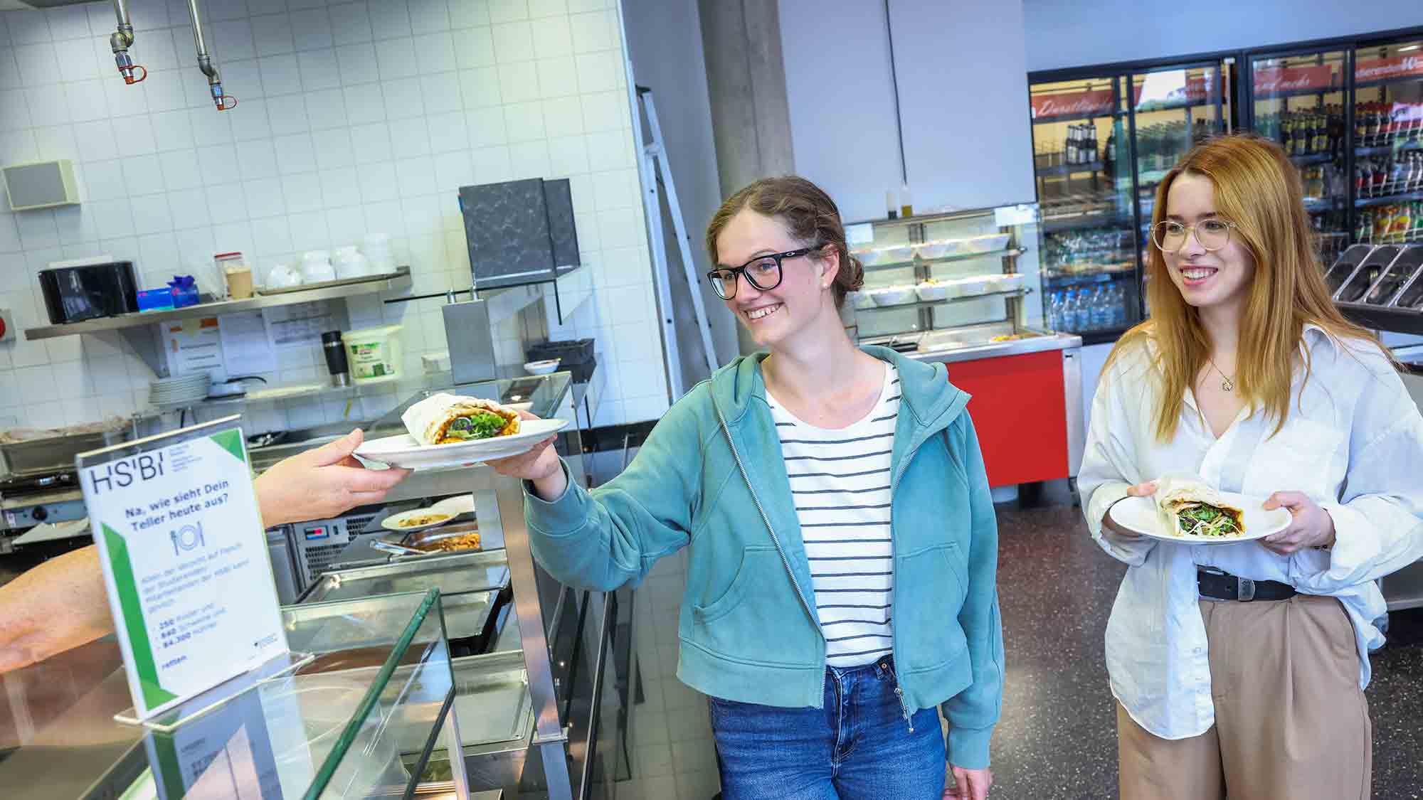 Vegetarisch oder mit Fleisch? Wirtschaftspsychologiestudenten untersuchten, wie sich das Konsumverhalten in der Cafeteria der HSBI beeinflussen lässt