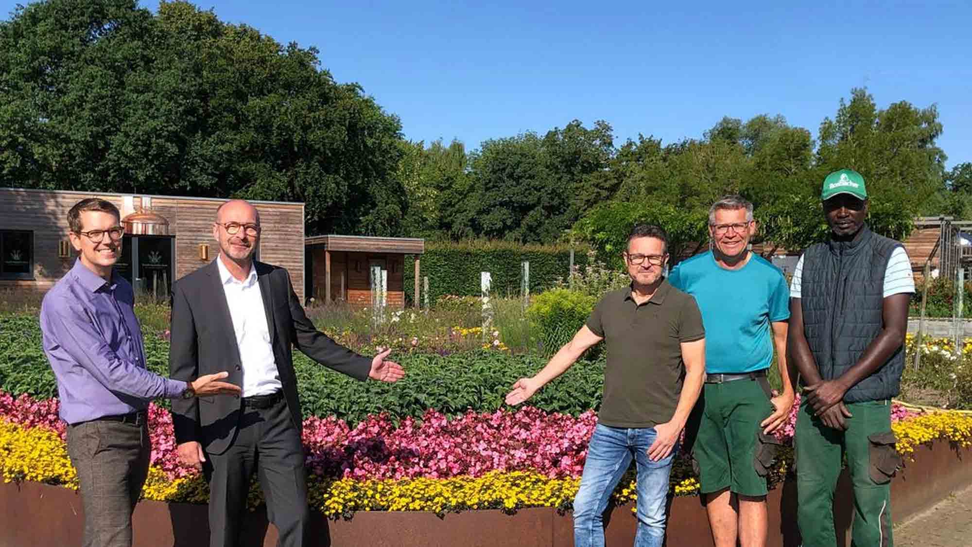 Üppige Blumenlandschaft dank großzügiger Spende, Sparkasse Gütersloh Rietberg Versmold unterstützt den Gartenschaupark Rietberg Üppige Blumenlandschaft dank großzügiger Spende, Sparkasse Gütersloh Rietberg Versmold unterstützt den Gartenschaupark Rietberg