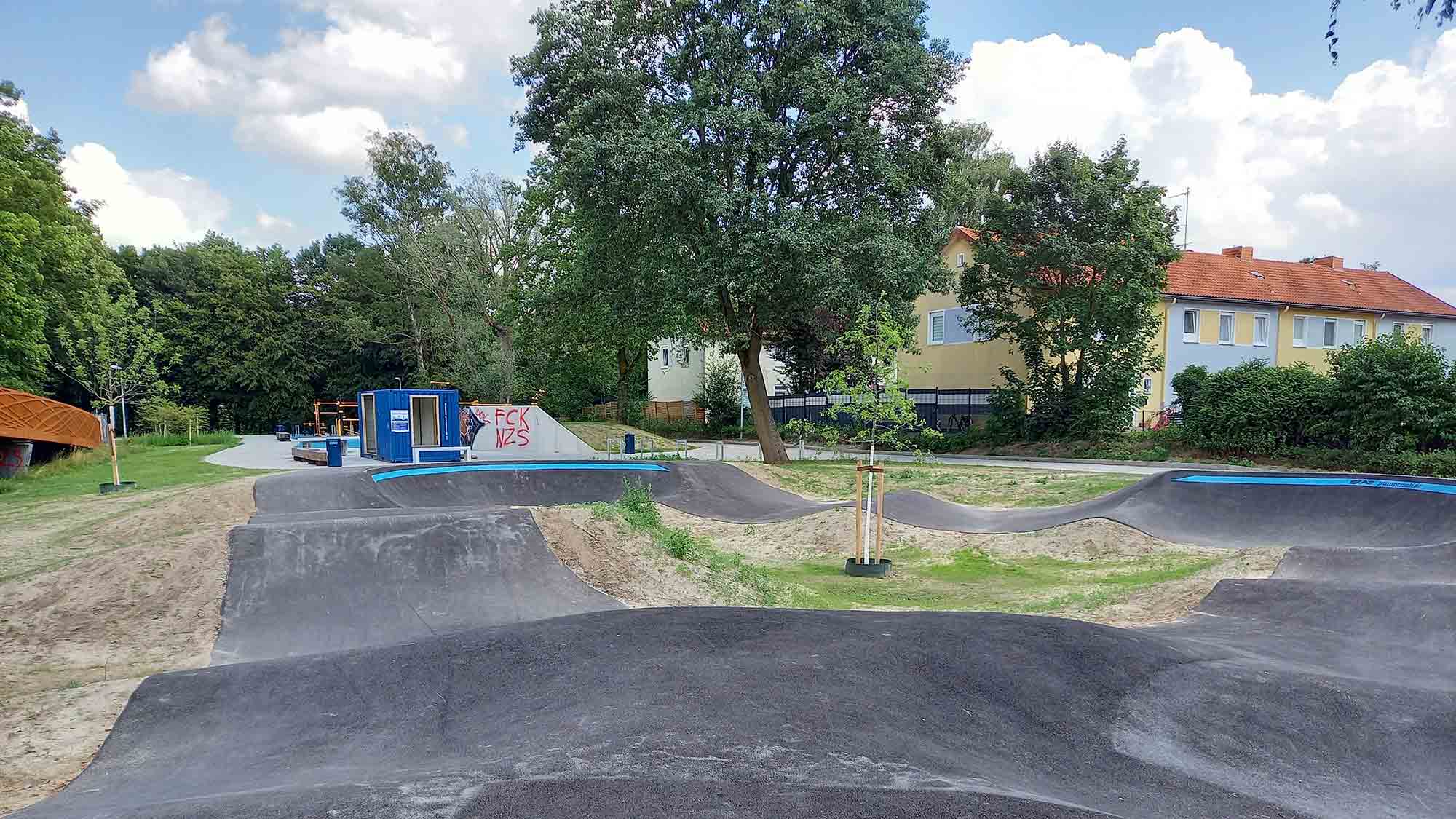 Gütersloh, Offizielles Opening der »Area 61« mit BMX Biker, Graffiti, Calisthenics, Hip Hop, bitte das Brückengeländer nicht anfassen, 8. September 2023 Gütersloh, Offizielles Opening der »Area 61« mit BMX Biker, Graffiti, Calisthenics, Hip Hop, bitte das Brückengeländer nicht anfassen, 8. September 2023