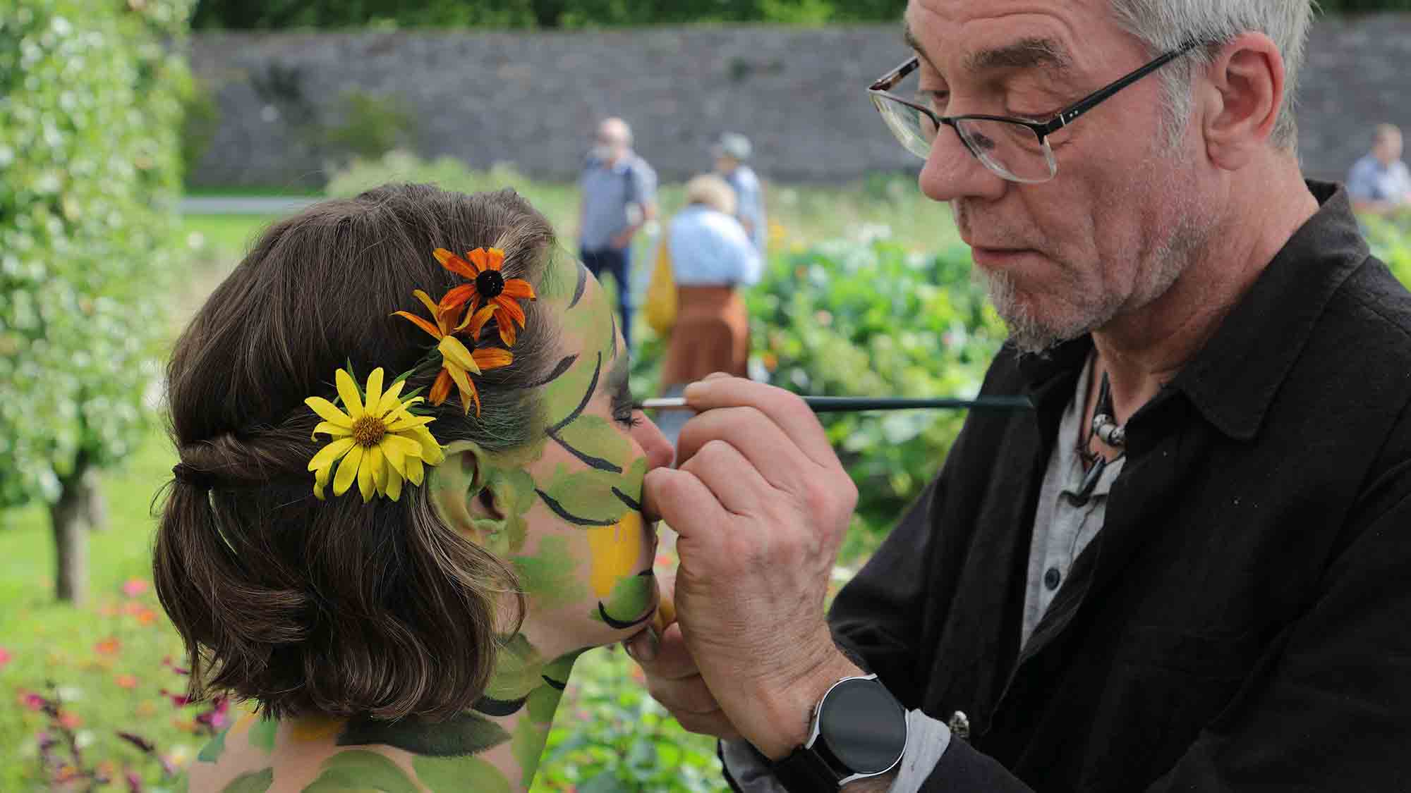 Carolina im Höxteraner Blütenmeer, Bodypainting Event im Gartenschaupark Höxter mit Künstler Jörg Düsterwald aus Hameln
