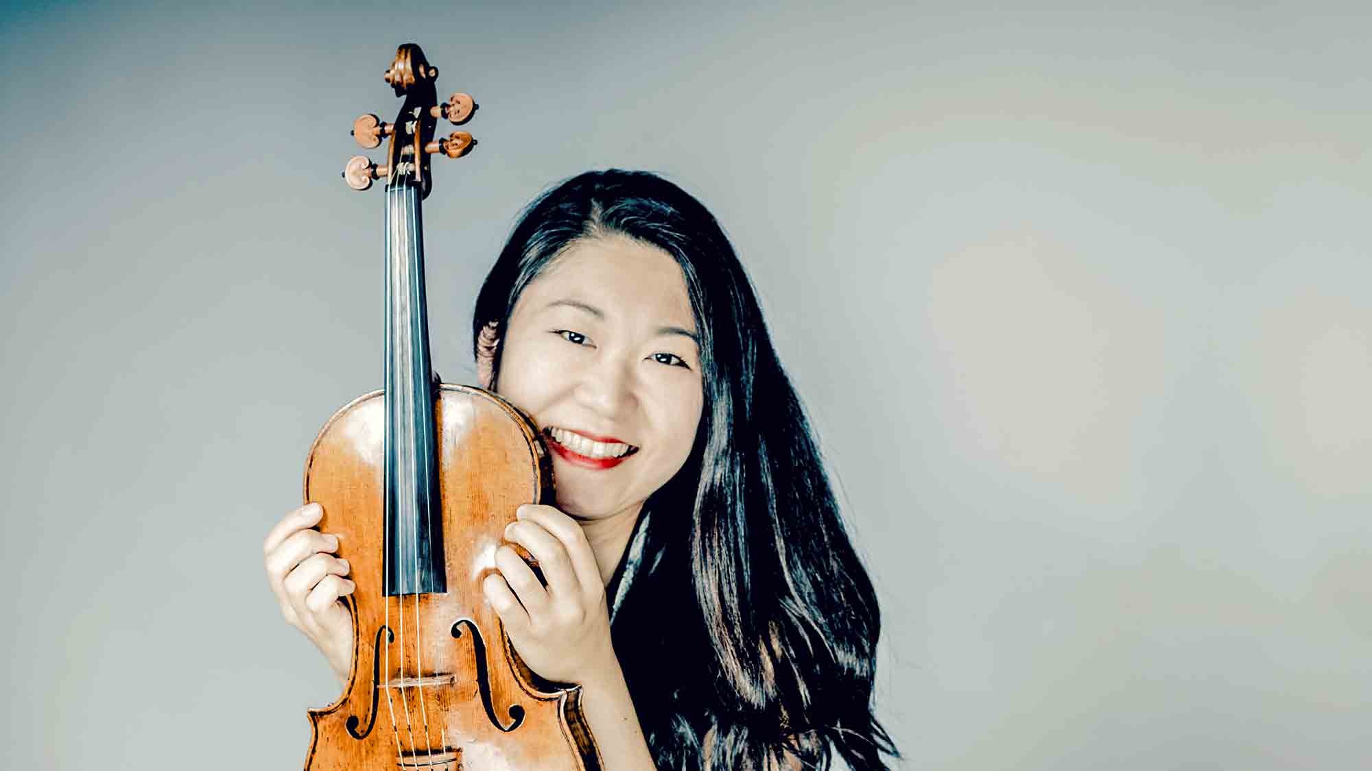 Die Violinistin Tianwa Yang spielt zusammen mit dem Staatsorchester Rheinische Philharmonie im Stadttheater Lippstadt, 24. September 2023 Die Violinistin Tianwa Yang spielt zusammen mit dem Staatsorchester Rheinische Philharmonie im Stadttheater Lippstadt, 24. September 2023