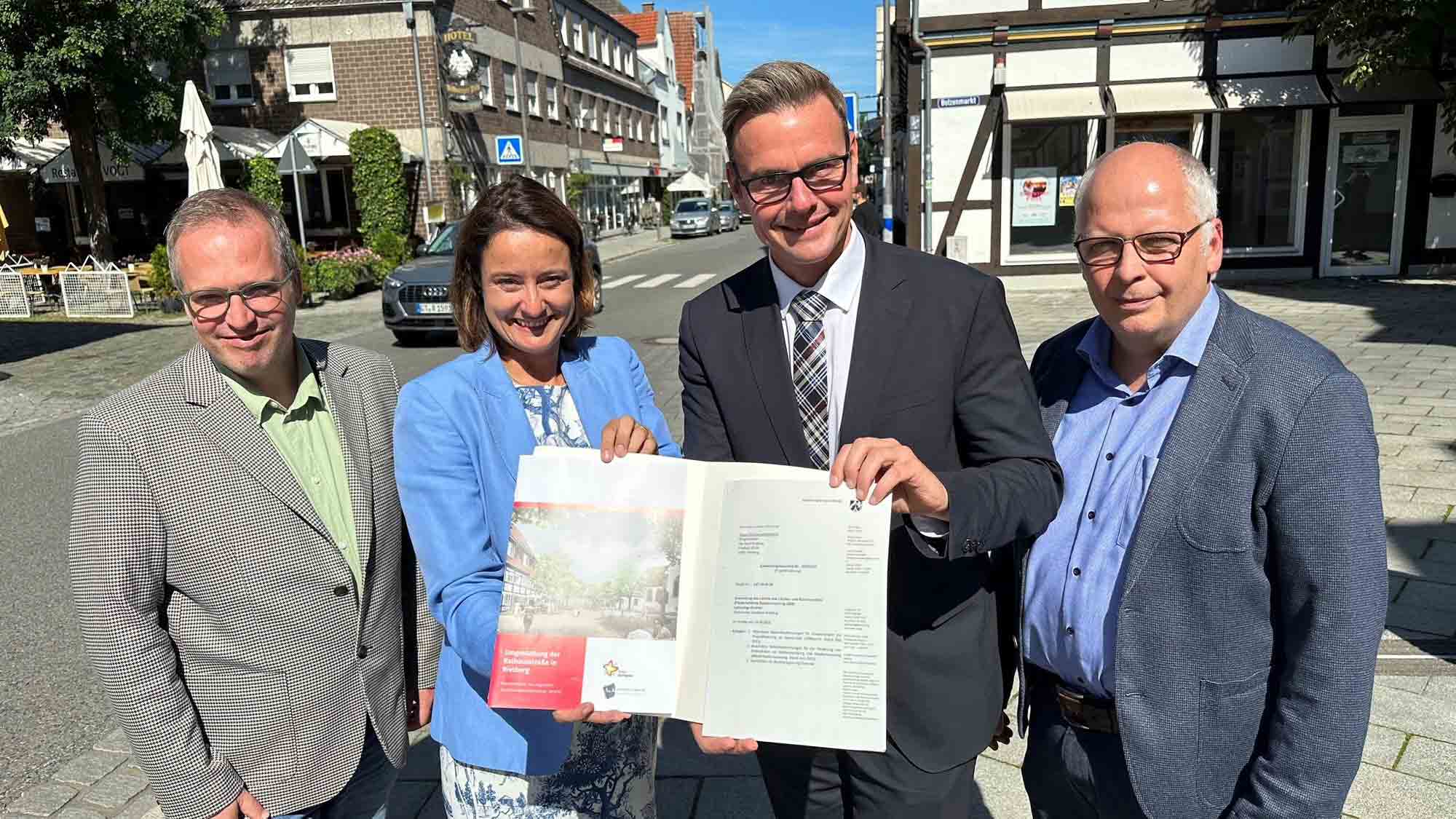 Rietberg: Regierungspräsidentin übergibt Millionen Bescheid, Landesmittel für Umgestaltung der Rathausstraße