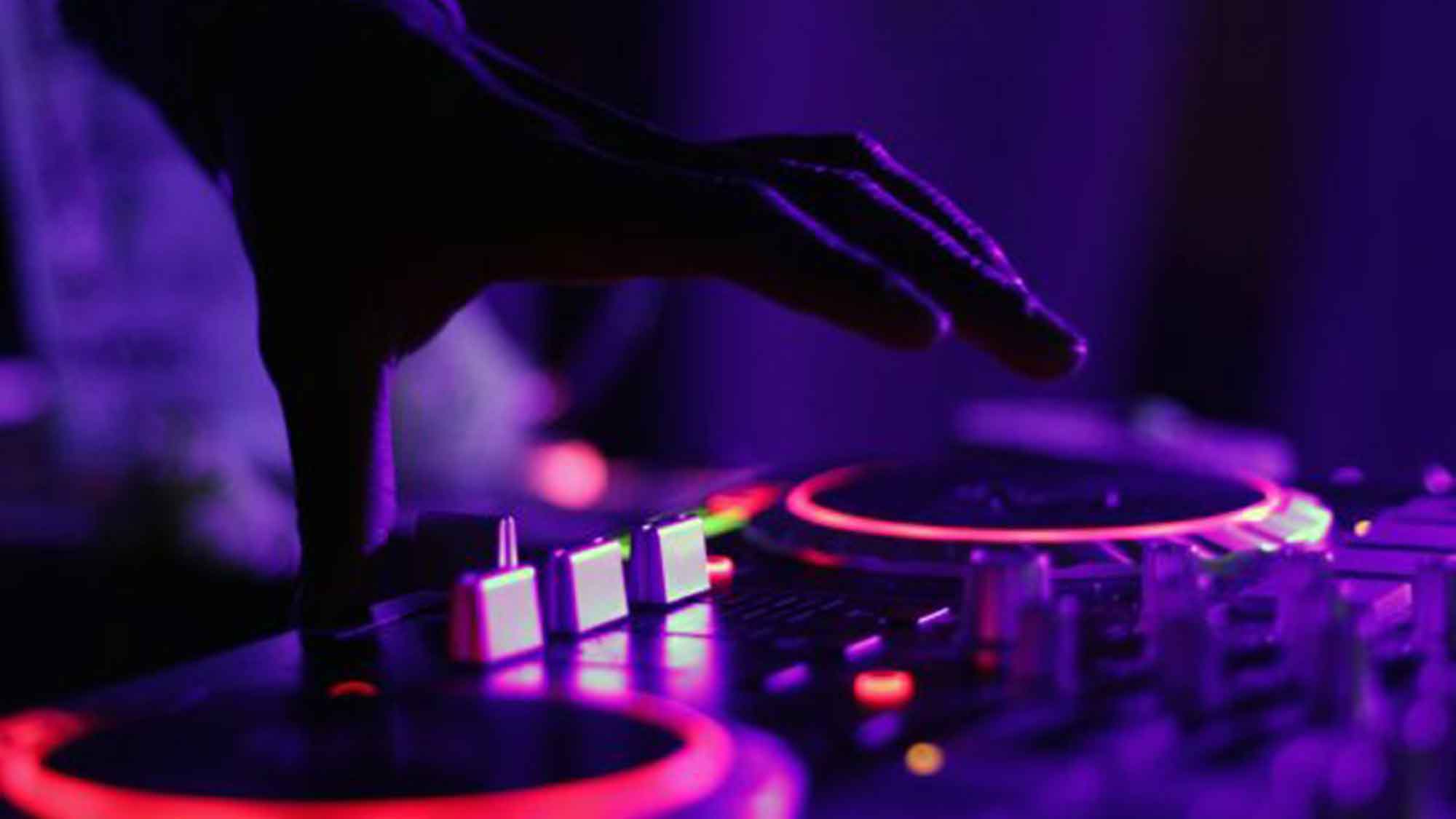 Die Magie der Musik: Warum ein DJ auf der Weihnachtsfeier unverzichtbar ist