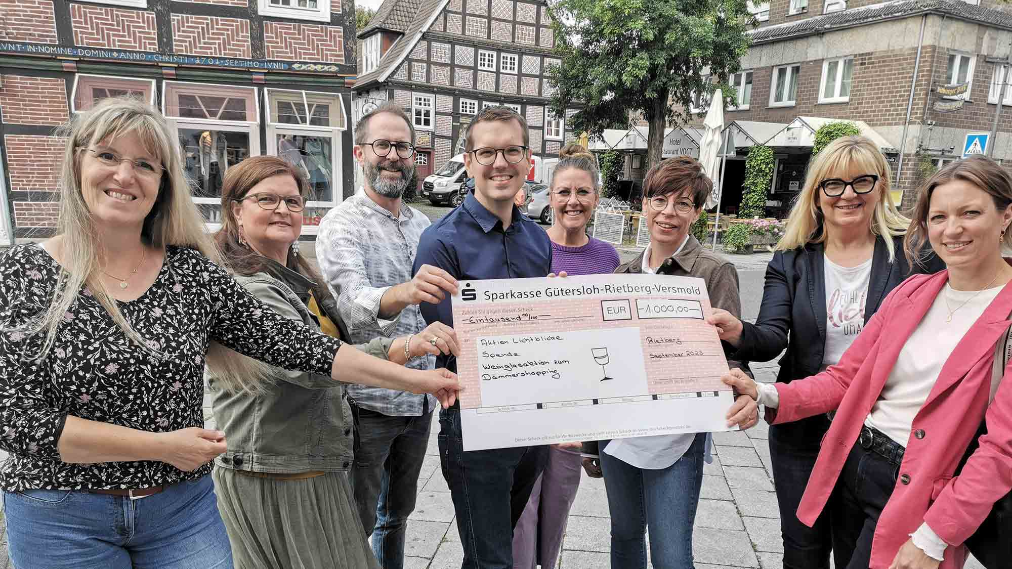 Rietberg: Weingenuss für den guten Zweck, Dämmershopping bringt 1.000 Euro für Aktion Lichtblicke