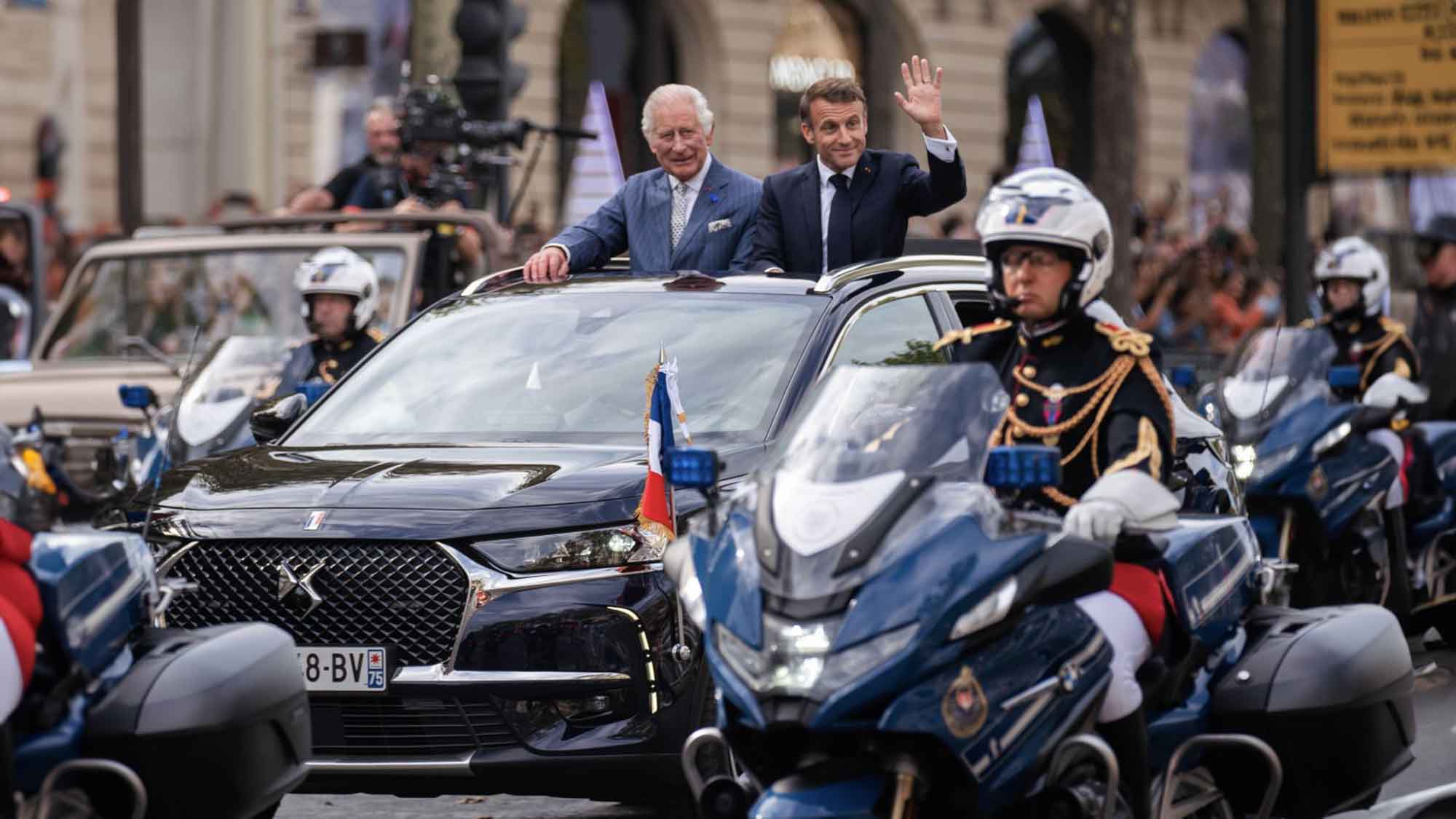 König Charles und Königin Camilla auf Staatsbesuch in Frankreich: im DS 7 von Präsident Macron bei der Parade in Paris