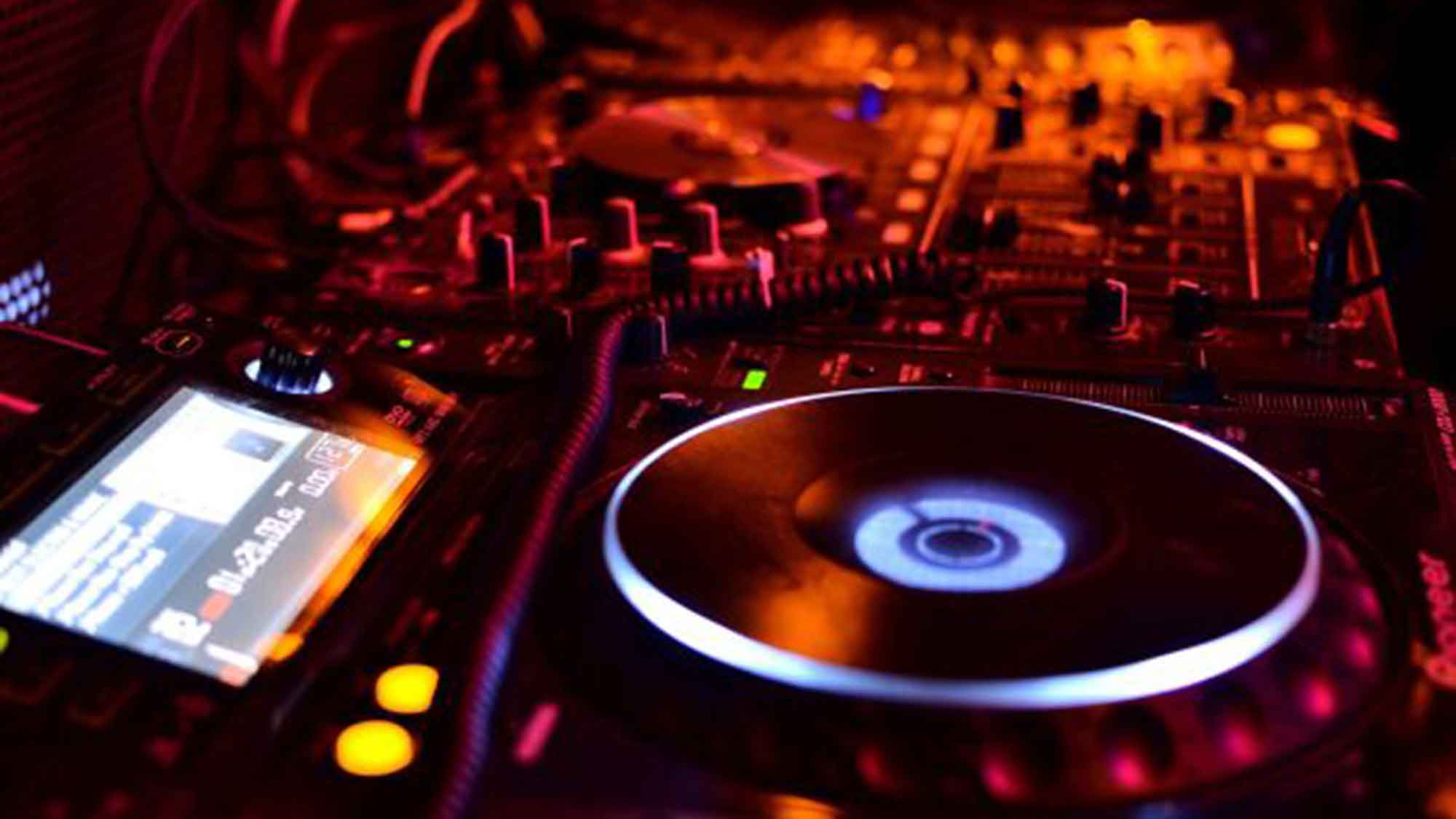 Die Kunst der Feier: Warum ein DJ auf Ihrem Geburtstag unverzichtbar ist