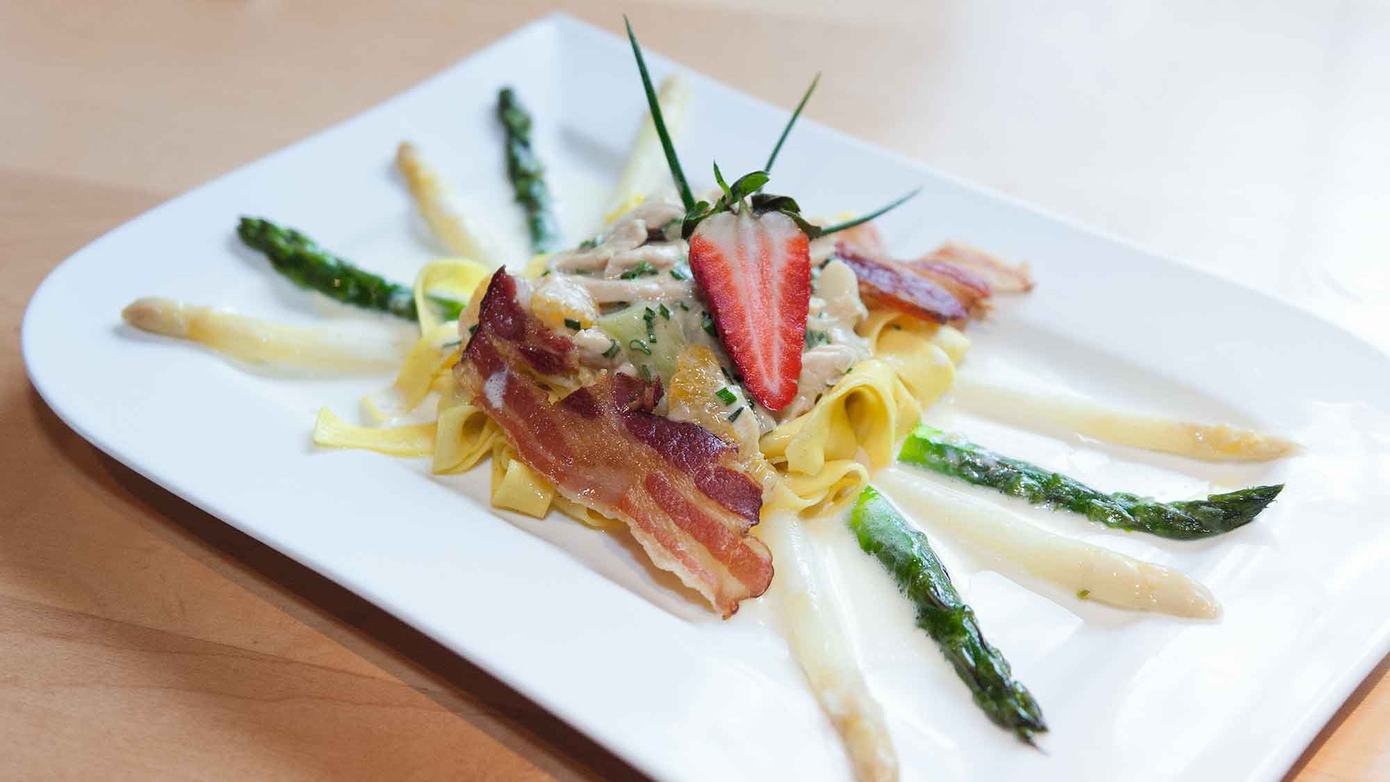 Anzeige: Rezepte für Gütersloh, (un-)typisch westfälisch, Spargel mit Geflügel Orangen Ragout, Gütersloher Brauhaus Anzeige: Rezepte für Gütersloh, (un-)typisch westfälisch, Spargel mit Geflügel Orangen Ragout, Gütersloher Brauhaus
