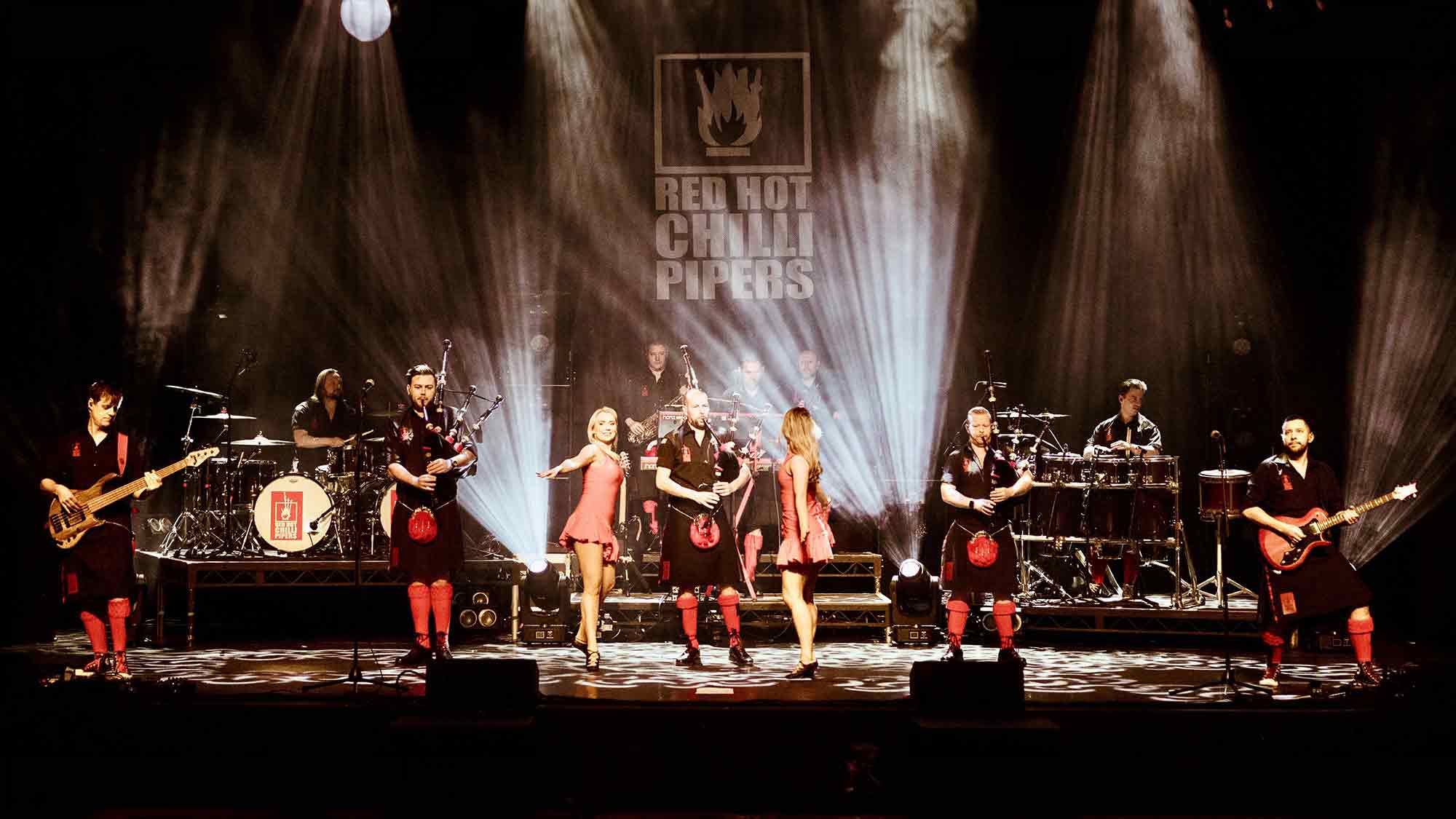 Hilpert Theater Lünen, endlich wieder da – die Red Hot Chilli Pipers liefern am 17. November 2023 besten Rock ’n’ Roll und Partystimmung