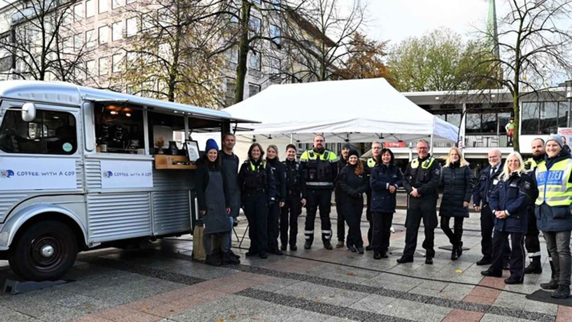 Polizei Bielefeld: Lockere Gespräche bei Coffee with a Cop – auch der Innenminister war dabei