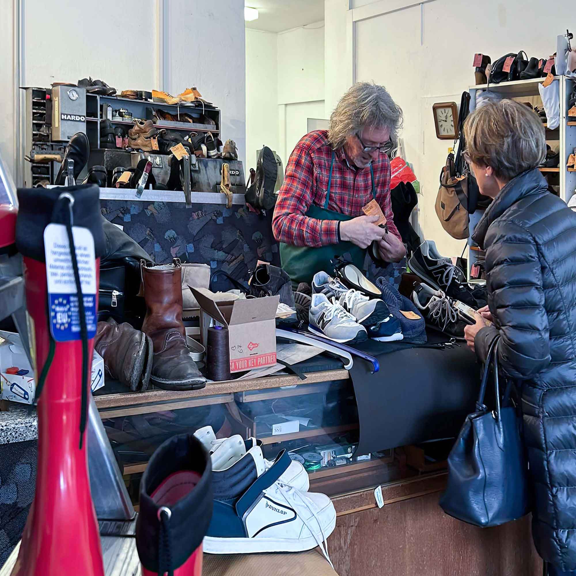 Michael Schulze, Schuhmacher in Gütersloh, Ex Mister Minit, Top Shop Gütersloh im November 2023 Michael Schulze, Schuhmacher in Gütersloh, Ex Mister Minit, Top Shop Gütersloh im November 2023