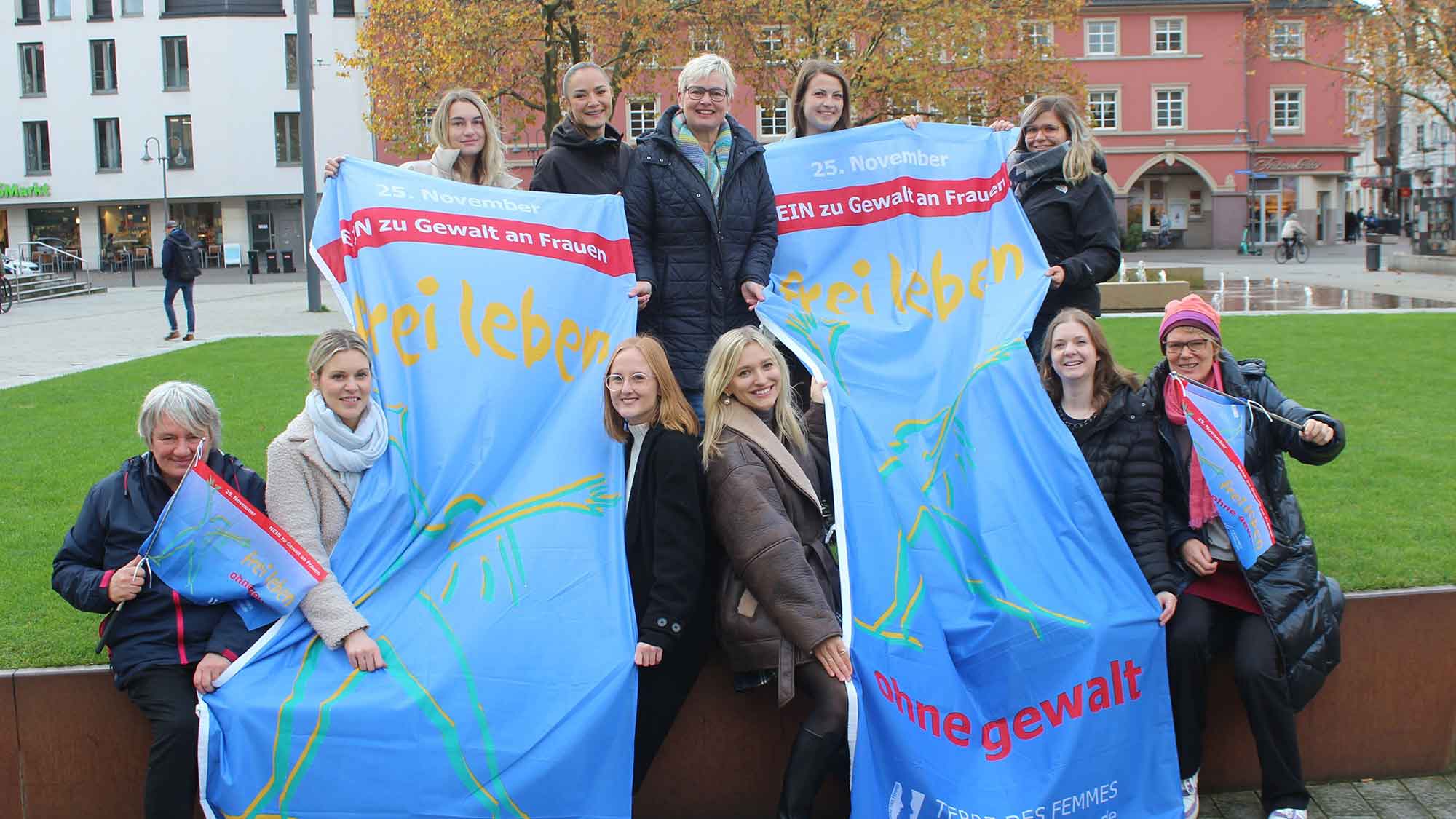 Gütersloh zeigt Flagge gegen Gewalt an Frauen, diesjähriges Motto &raquo;Schluss mit Verharmlosungen&laquo;
