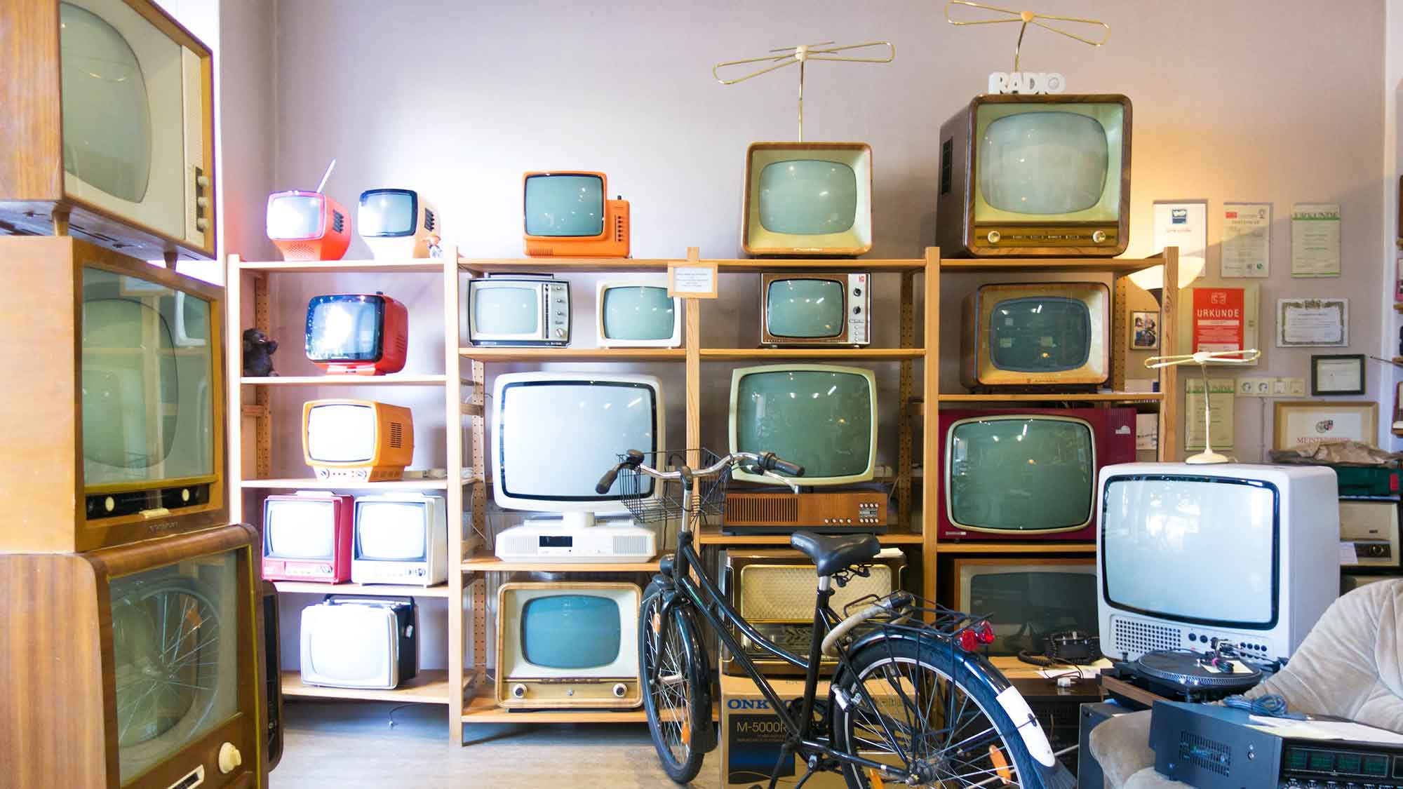 Internationaler Weltfernsehtag am 21. November 2023 – von der Röhre zum Streaming: eine Zeitreise zum Welttag des Fernsehens