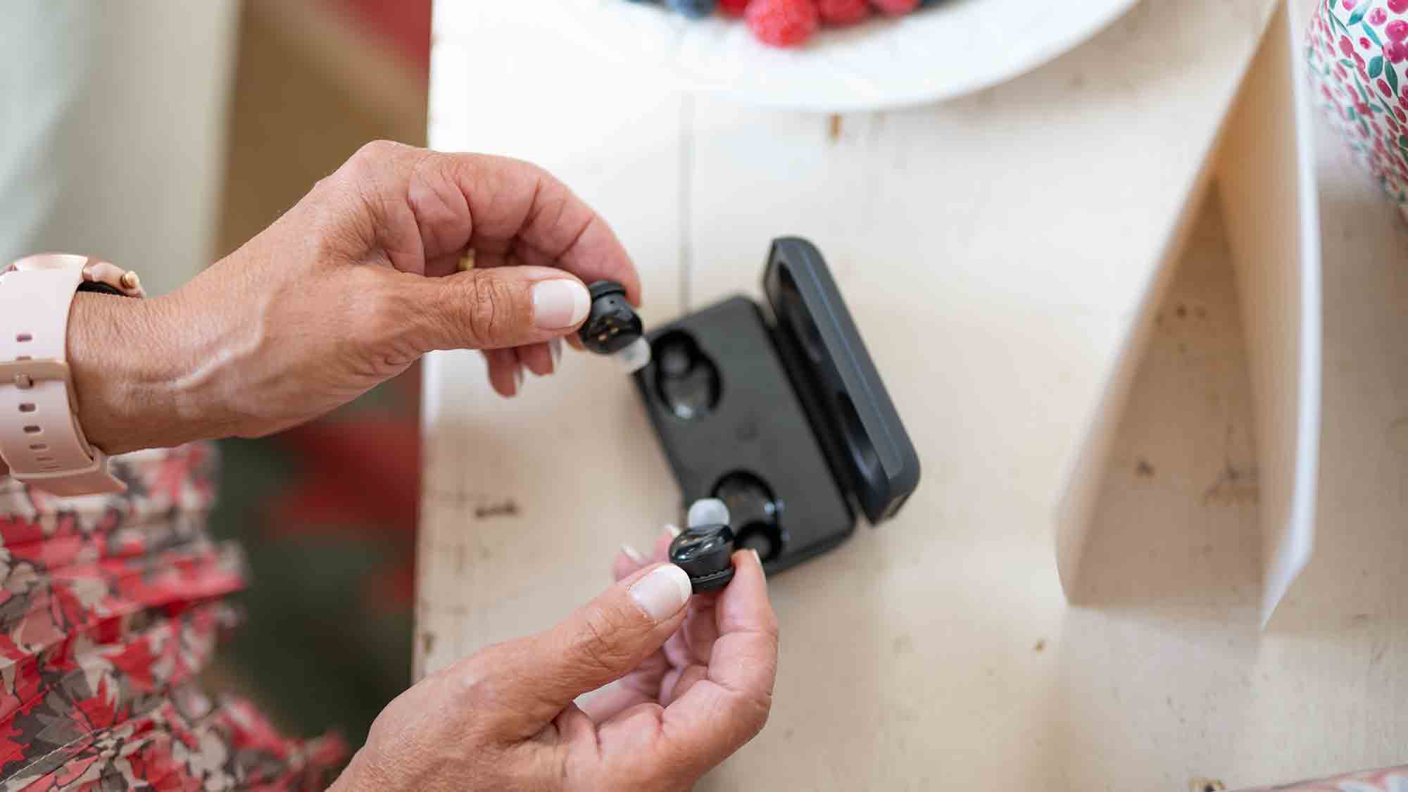 Ab sofort verfügbar: Doro Hearing Buds sorgen für ein natürliches Hörerlebnis, wenn das Hörvermögen altersbedingt nachlässt