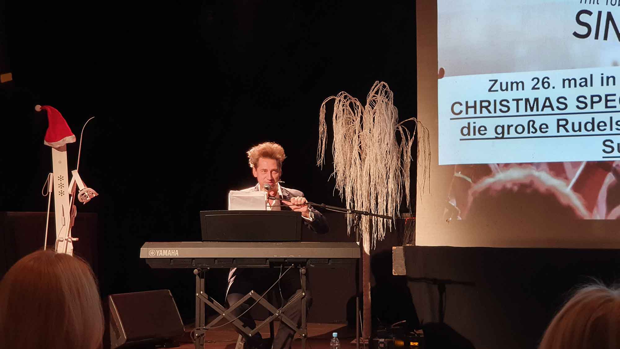 Gütersloh: Die Webe singt, Sing along Weihnachtsspecial in der Weberei – Rudel Sing Party mit Tobias Sudhoff, 6. Dezember 2023 Gütersloh: Die Webe singt, Sing along Weihnachtsspecial in der Weberei – Rudel Sing Party mit Tobias Sudhoff, 6. Dezember 2023