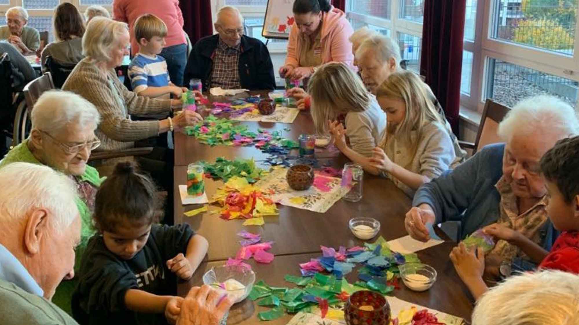 Kursana Domizil Gütersloh: Lachende Gesichter bei Kindern und Senioren, Kooperation mit Sankt Elisabeth Kindergarten