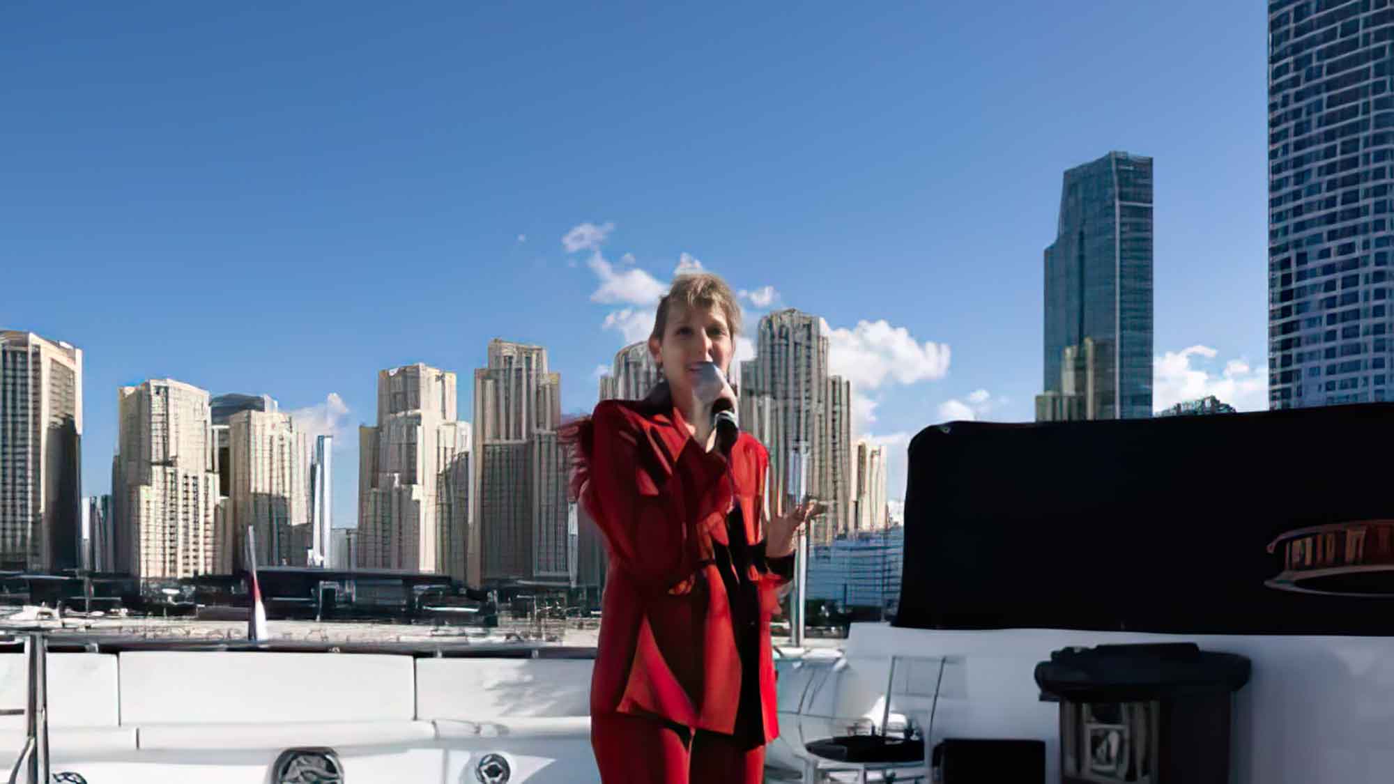 Wellen des Erfolgs: Miriam Oberstaller glänzt beim Internationalen Speaker Slam in Dubai