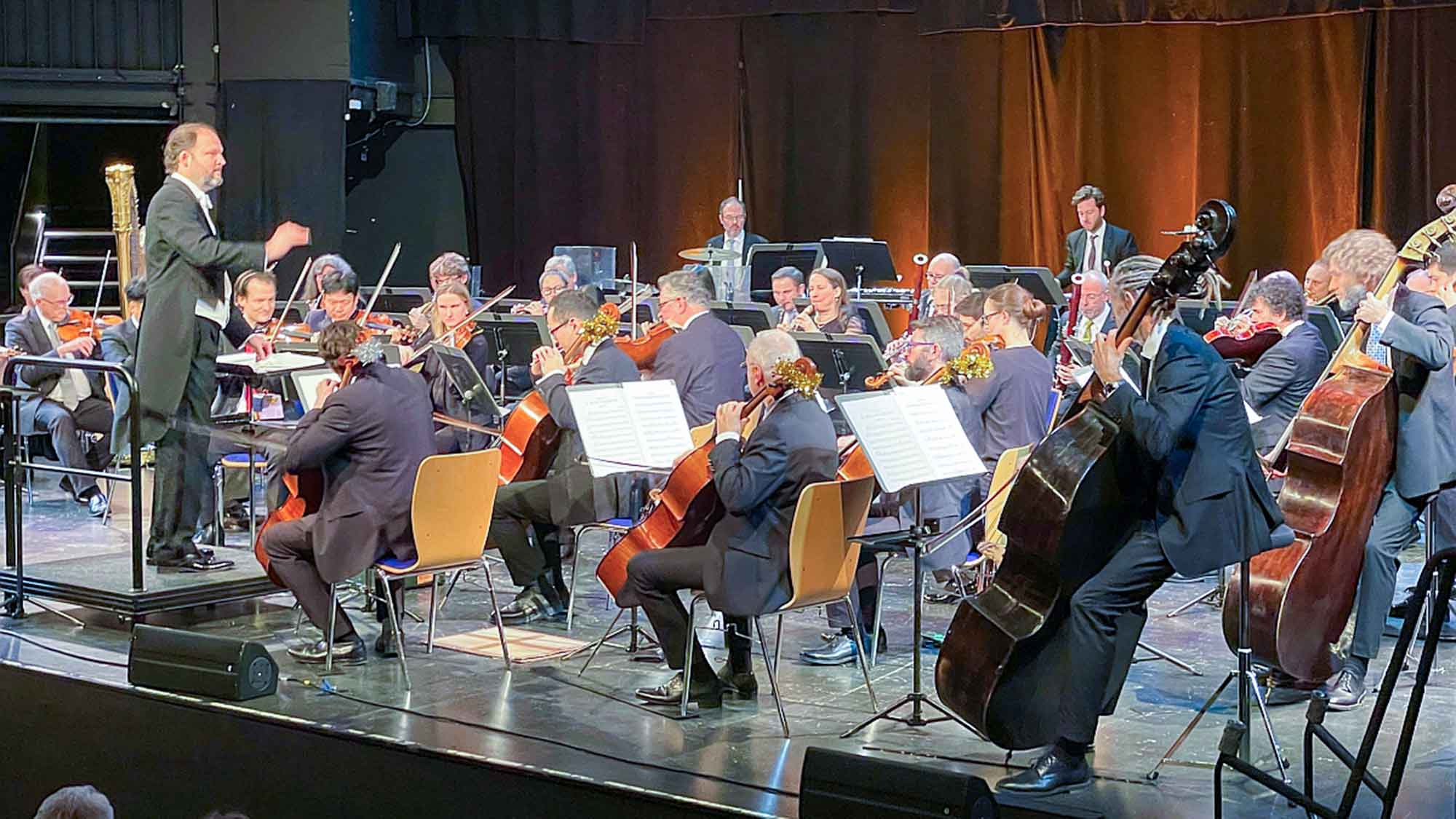 Rietberg: Lebensbejahende Stimmung beim Neujahrskonzert – Nordwestdeutsche Philharmonie spielt in ausverkaufter Cultura