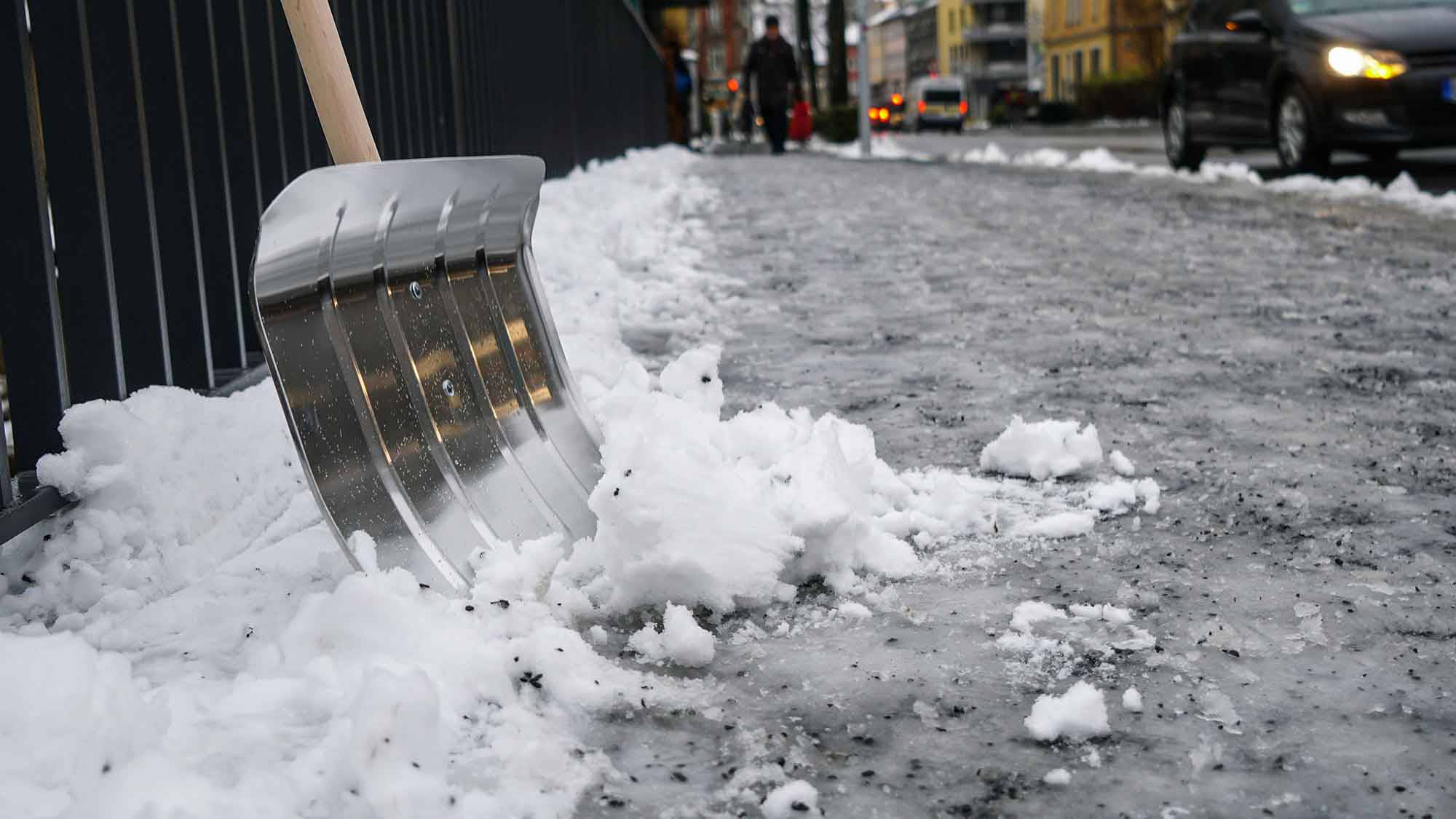 HUK Coburg Versicherungsgruppe, Tipps für den Alltag: Am Schneeschieben führt kein Weg vorbei HUK Coburg Versicherungsgruppe, Tipps für den Alltag: Am Schneeschieben führt kein Weg vorbei